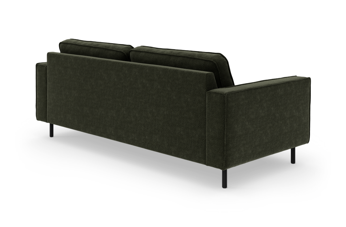 Mørkegrøn 3-personers sofa med lige armlæn og sorte metalben, set skråt bagfra på hvid baggrund.