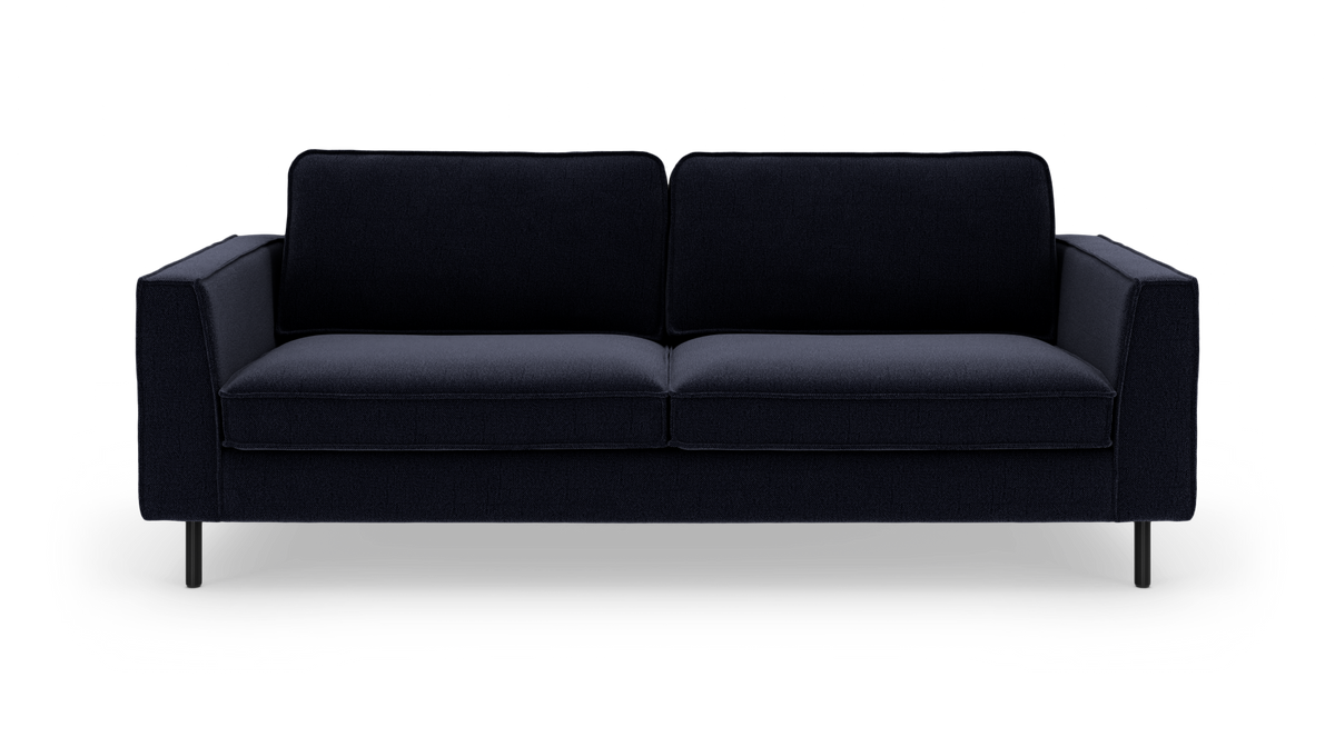 Mørkeblå 3-personers sofa med rette armlæn, frilagt på hvid baggrund.