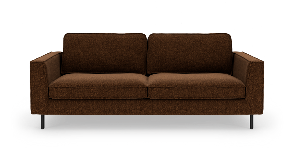 Brun, moderne tresæders sofa med lige armlæn og slanke sorte ben set forfra på hvid baggrund.