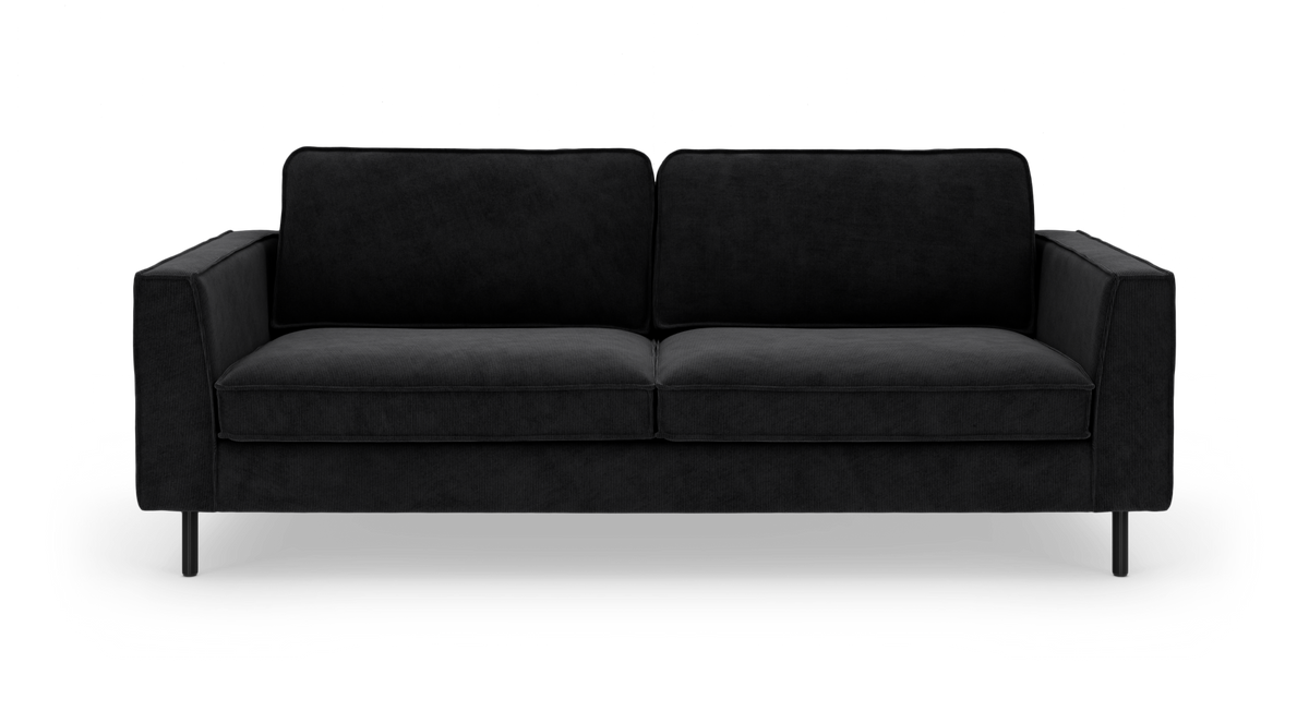 Sort 3-personers sofa med lige armlæn og slanke ben, fotograferet forfra mod hvid baggrund.