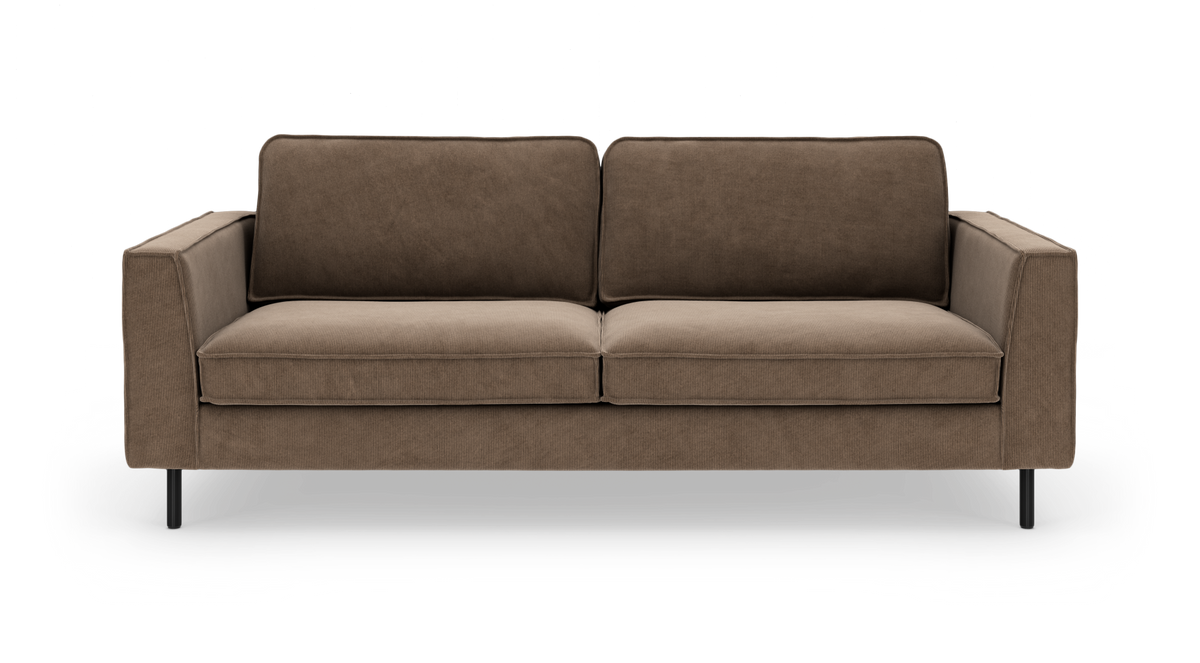 Brun 3-personers sofa med lige armlæn og sorte ben, set forfra på fritlagt baggrund.
