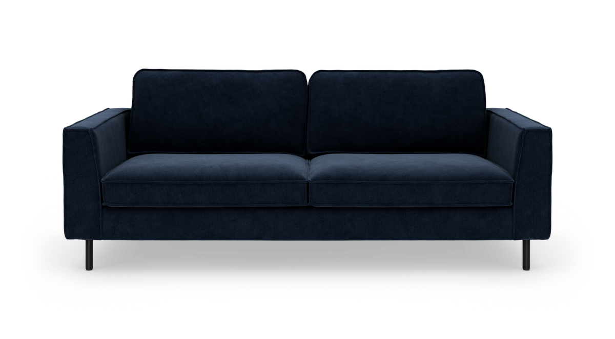 Mørkeblå 3-personers sofa med lige armlæn og slanke sorte ben, set forfra.