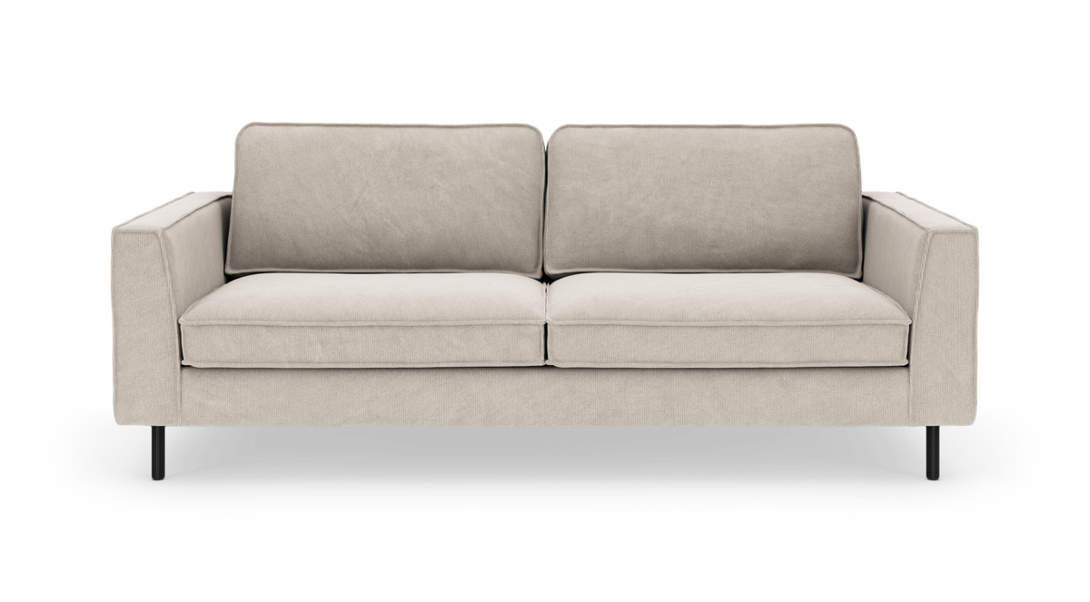 Beige 3-personers sofa med rette armlæn og sorte ben, set forfra på hvid baggrund.