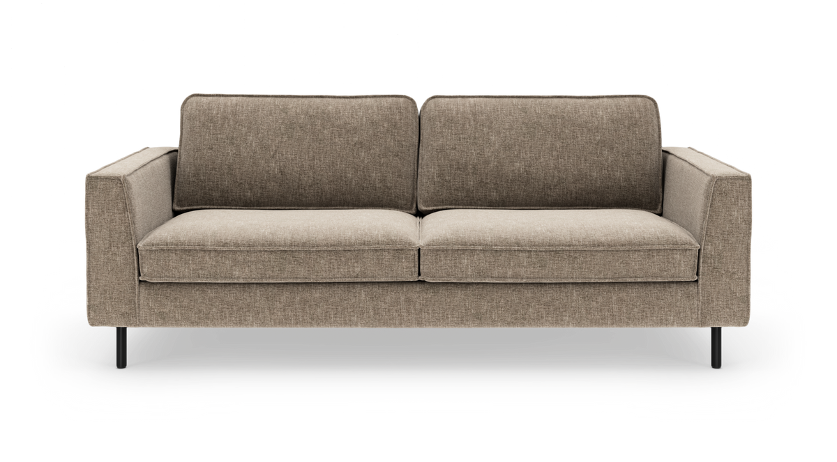 Beige 3-personers stofsofa med lige armlæn og sorte metalben, set forfra på hvid baggrund.