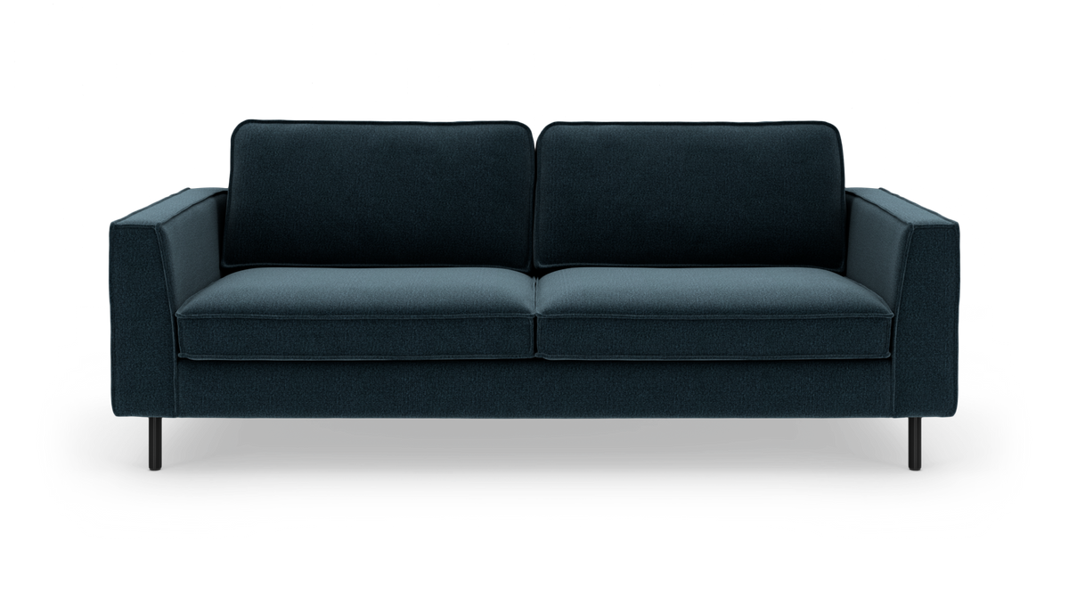 Mørkeblå tresæders sofa med lige armlæn og sorte ben, frilagt på hvid baggrund.