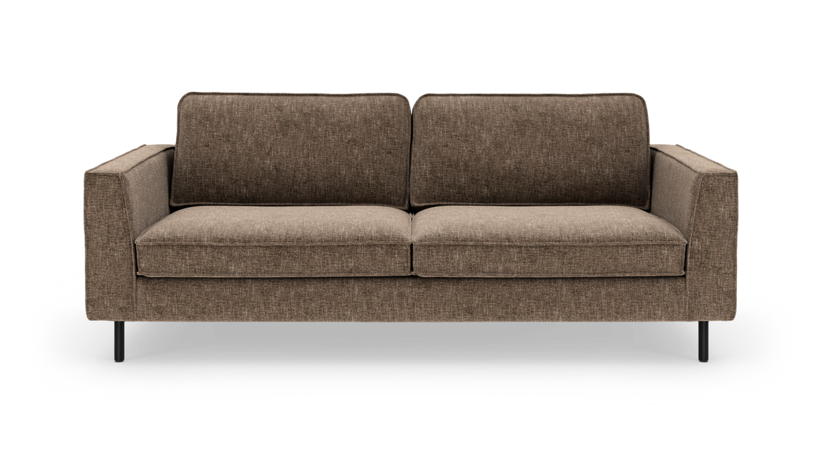Brun, moderne 3-personers sofa med lige armlæn og sorte ben, frilagt på hvid baggrund.