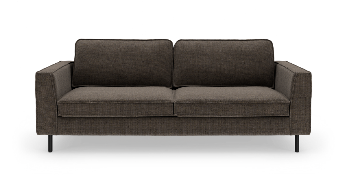 Moderne 2-personers sofa i mørkebrunt stof med lige armlæn og sorte metalben, frontvisning på hvid baggrund.
