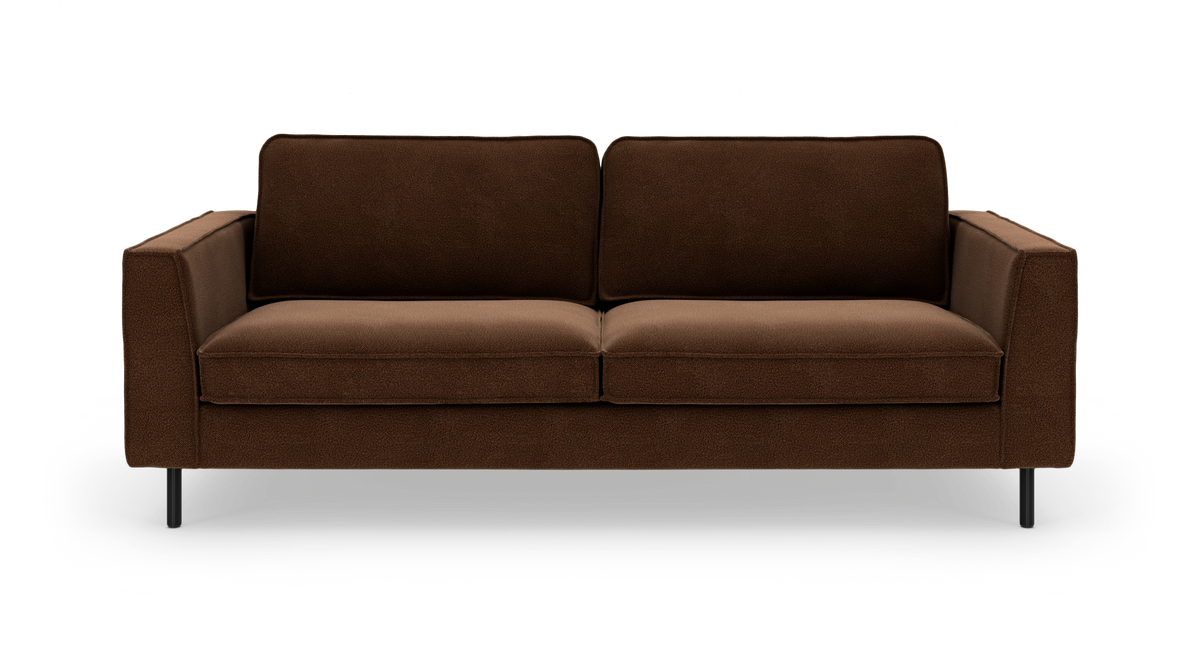Brun, moderne 2-personers sofa med lige armlæn på hvid baggrund.