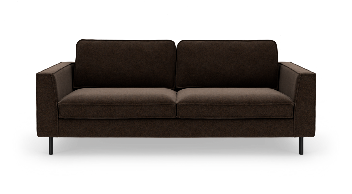 Brun, moderne 3-personers sofa med lige armlæn og metalben, frilagt på hvid baggrund.