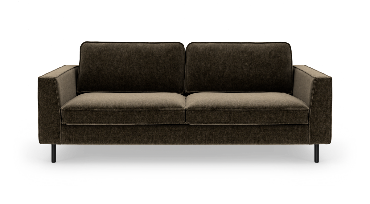 Mørkebrun 3-personers sofa med firkantede armlæn og slanke sorte metalben, frontvisning på hvid baggrund.