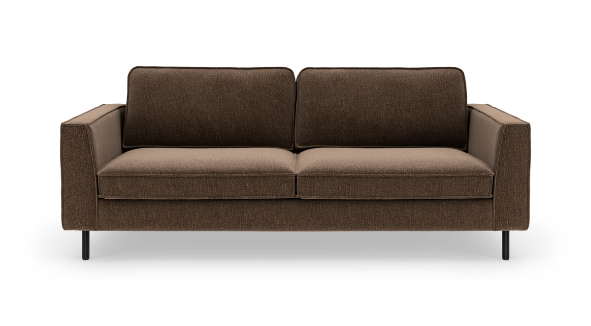 Brun moderne 3-personers sofa med lige armlæn og sorte ben, fritlagt på hvid baggrund.