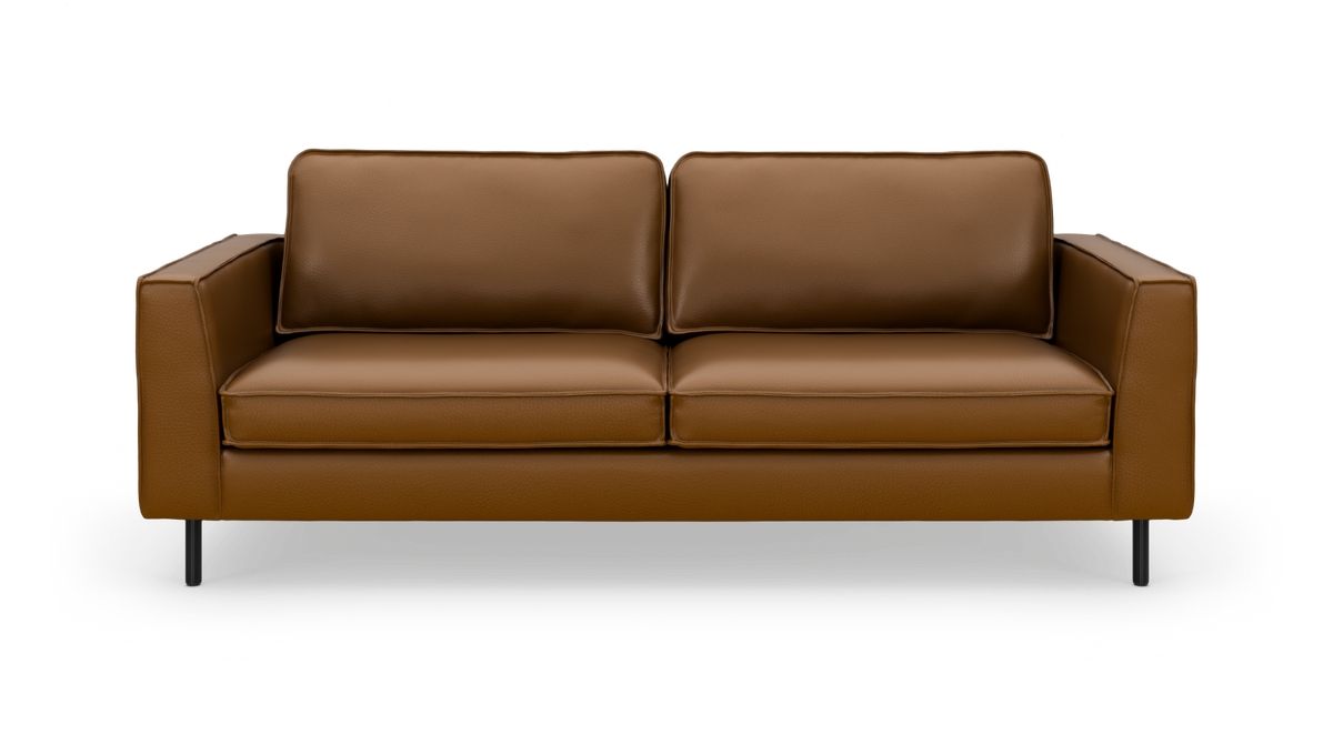 Brun lædersofa med to sædehynder og lige armlæn på sorte ben, frilagt på hvid baggrund.