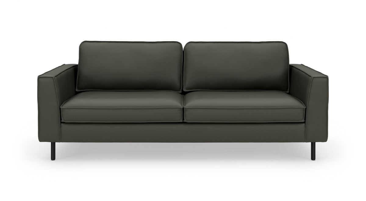 Mørkegrøn 2-personers sofa med lige armlæn og slanke sorte ben, frilagt på hvid baggrund.