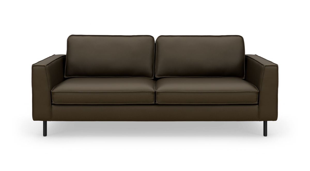 Brun lædersofa med to sædepuder, lige armlæn og slanke sorte ben, set forfra.