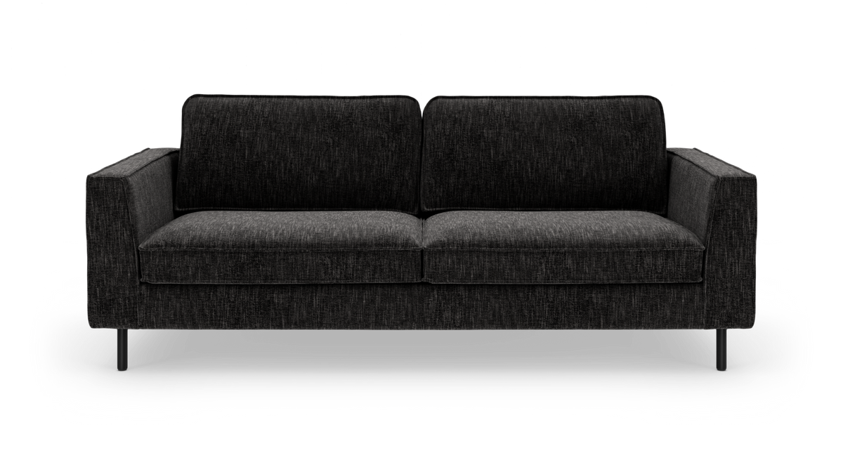 Mørkegrå 3-personers sofa i moderne, enkel design med slanke sorte ben, fotograferet lige forfra.