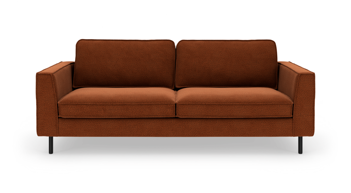 Klassisk 3-personers sofa i rustfarvet tekstil med slanke sorte ben, fritlagt mod hvid baggrund.
