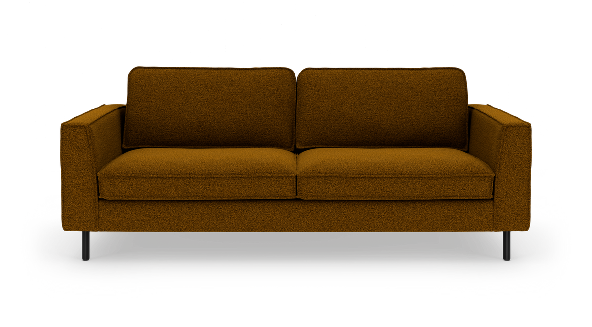 Moderne sennepsgul/brun 3-personers sofa med lige armlæn og sorte metalben, frilagt på hvid baggrund, set forfra.