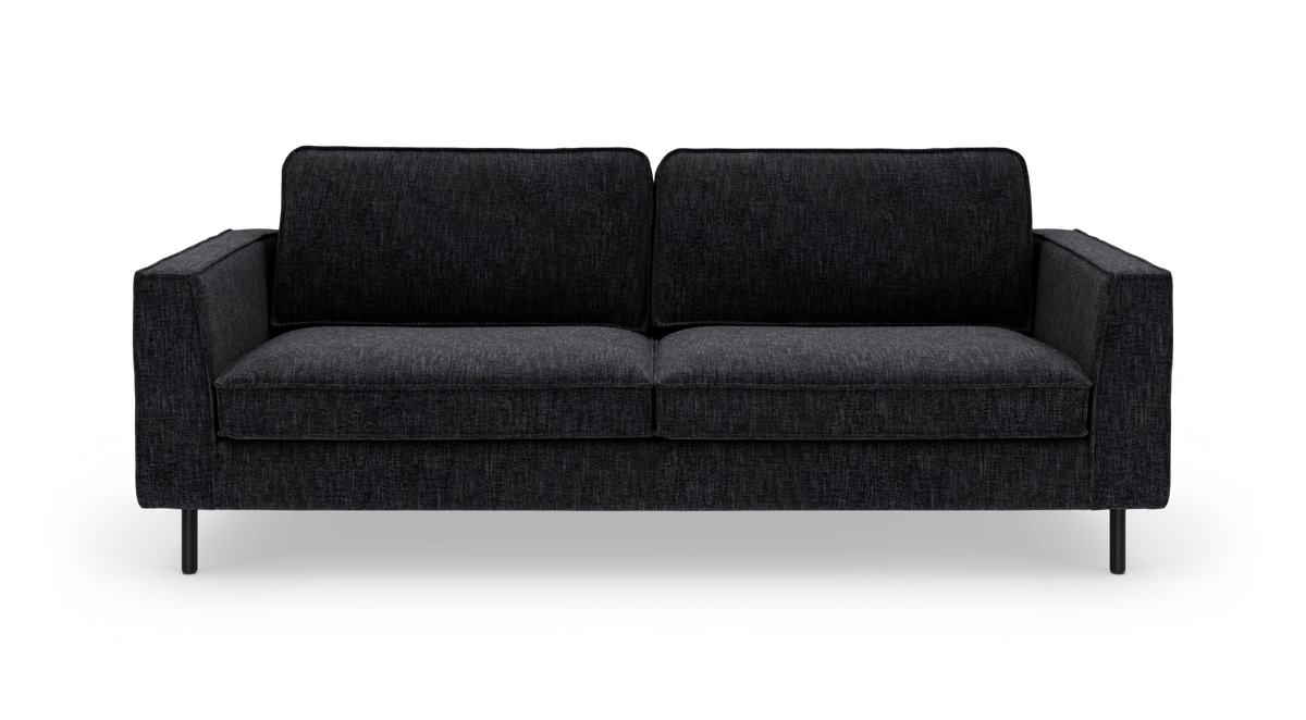 Mørkegrå 3-personers sofa med lige armlæn og slanke metalben, set forfra på hvid baggrund.