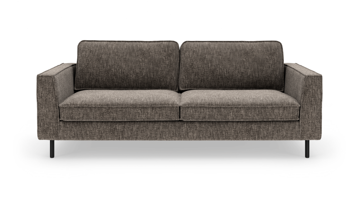 Mørkegrå sofa med to sædehynder, to ryghynder, lige armlæn og slanke sorte ben, fritlagt på hvid baggrund.