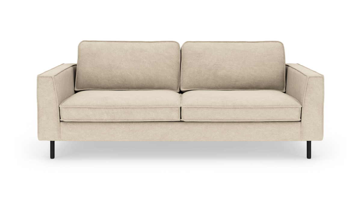 Beige stofsofa med to siddehynder, lige armlæn og slanke sorte ben, frilagt mod hvid baggrund.