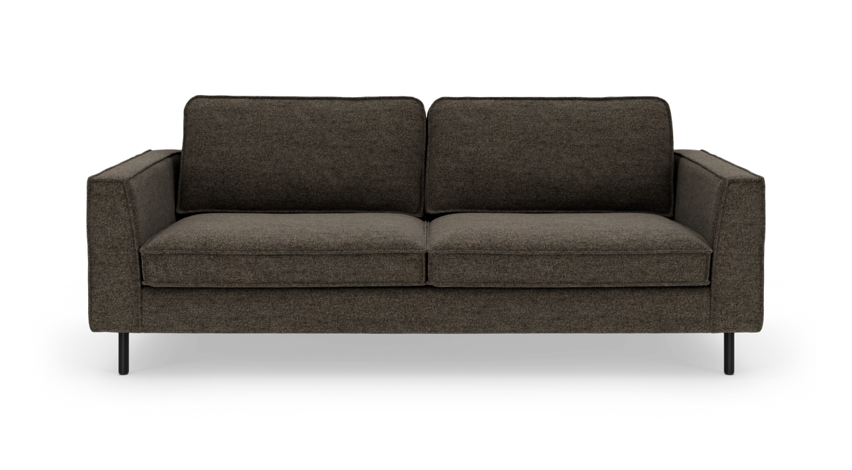 Mørk brun/kulgrå 3-personers sofa med lige armlæn og slanke sorte ben, set forfra, fritlagt.