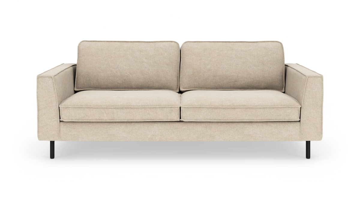 Beige sofa med to sædehynder, rette armlæn og sorte metalben på hvid baggrund.