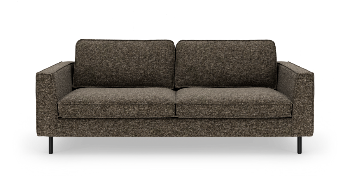 Brungrå moderne 3-personers sofa med lige armlæn og sorte ben, frilagt på hvid baggrund.