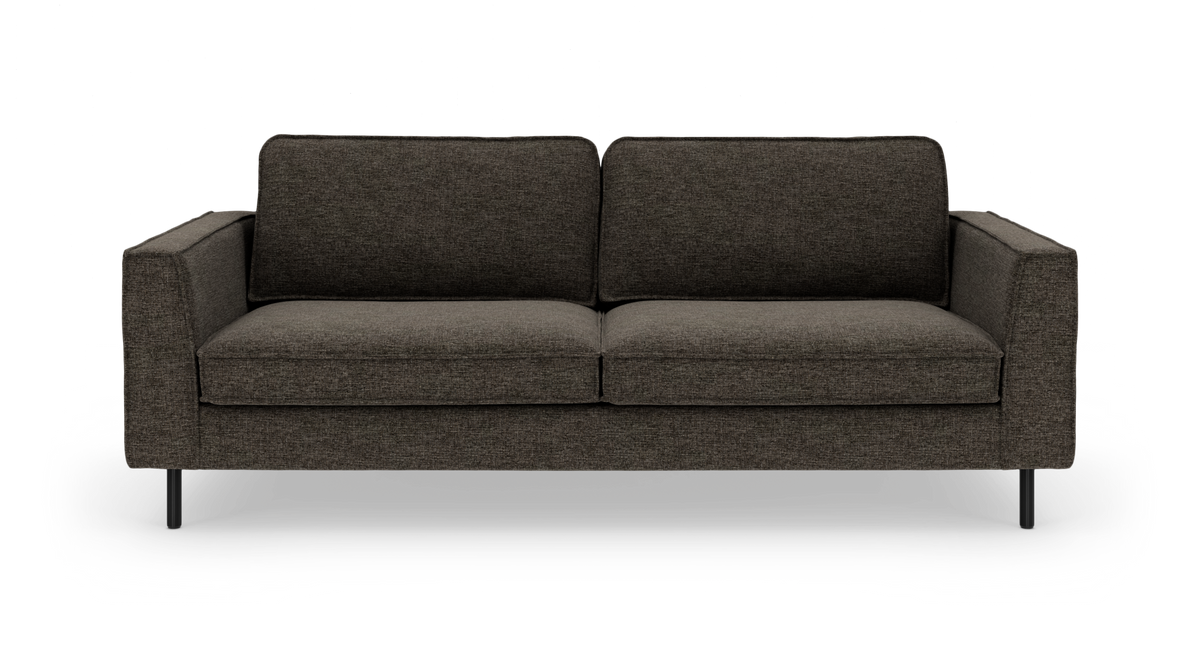 Mørkegrå stofsofa med to sædehynder, lige armlæn og slanke sorte ben; frontvisning på hvid baggrund.