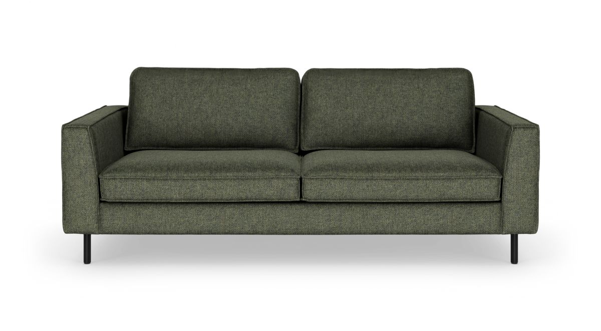 Mørkegrøn 3-personers sofa med lige armlæn og sorte ben, set forfra.
