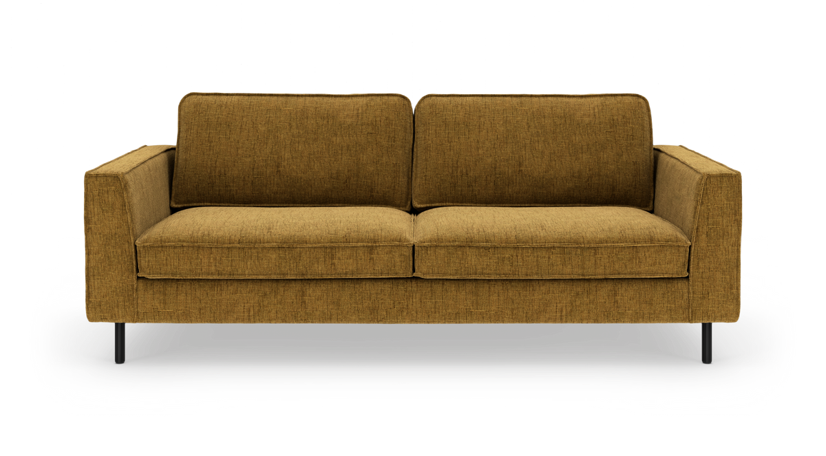 Sennepsgul 3-personers sofa med rette armlæn og sorte ben, frilagt på hvid baggrund.
