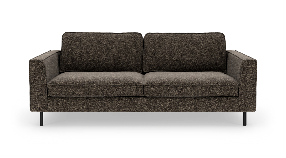 Mørkebrun 3‑personers sofa med lige armlæn og sorte ben, frontvisning, frilagt.