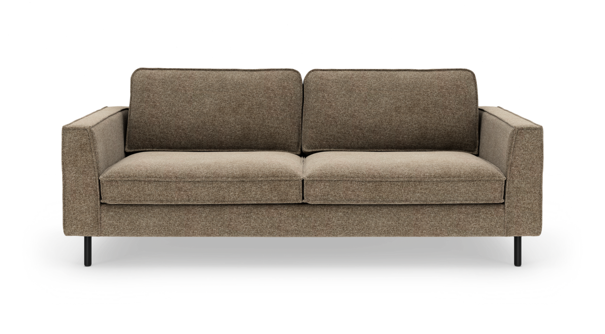 Brun stofsofa med lige armlæn, to sædehynder og sorte ben, frilagt på hvid baggrund.