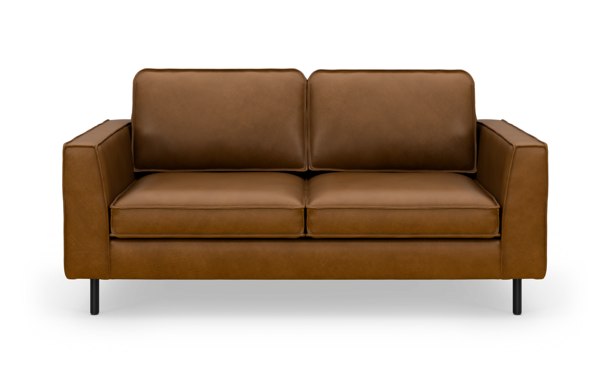 Brun lædersofa med lige armlæn og sorte metalben, frontvisning, frilagt.