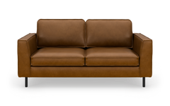 Brun lædersofa med lige armlæn og sorte metalben, frontvisning, frilagt.