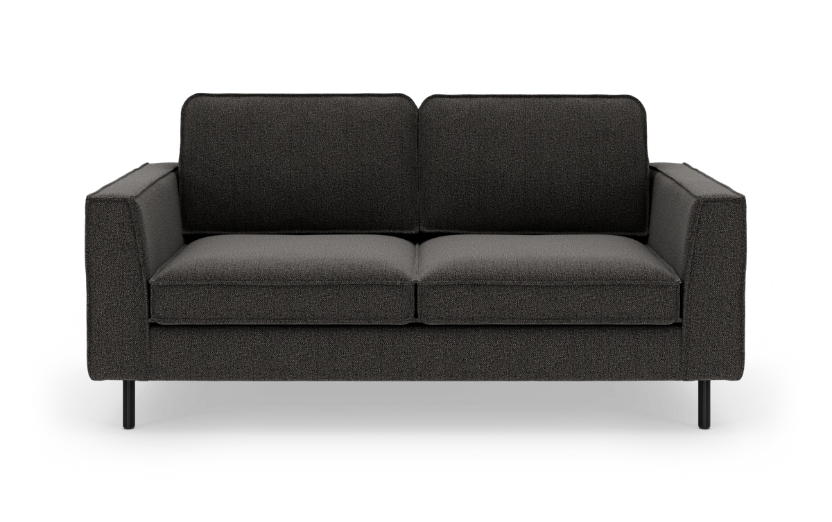 Mørkegrå 2-personers sofa med lige armlæn og slanke ben, fritlagt på hvid baggrund.
