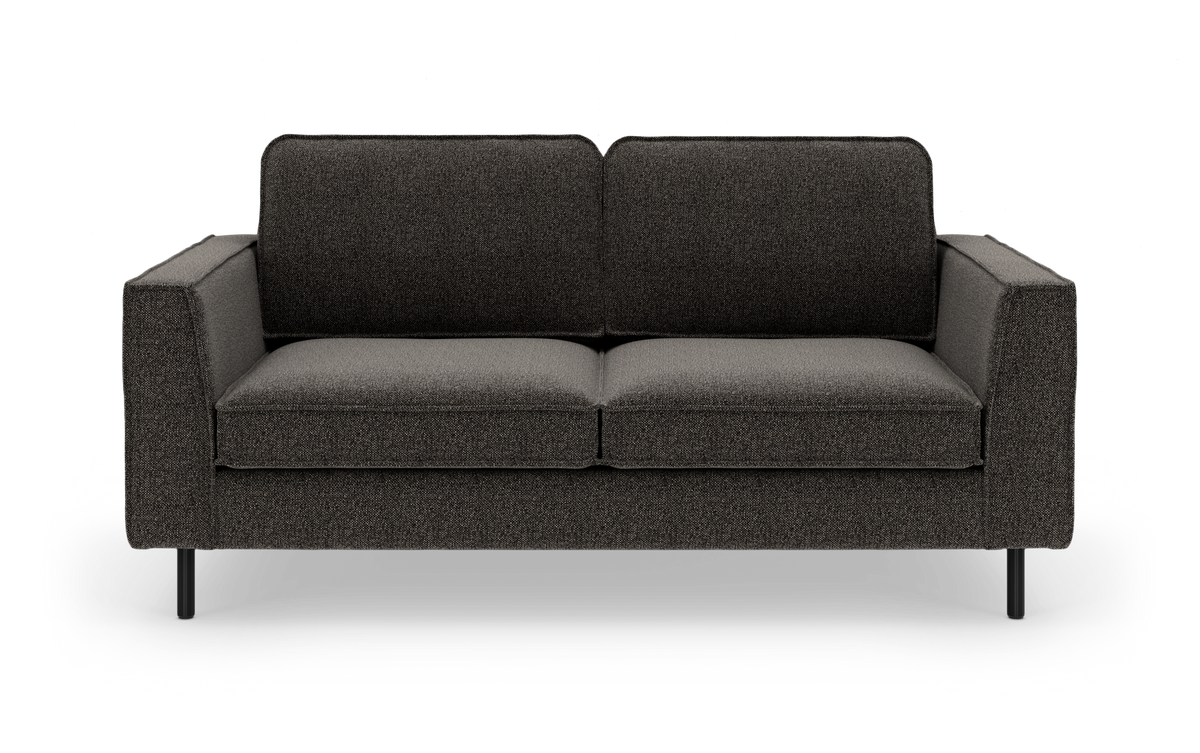 Mørkegrå 2-personers sofa med lige armlæn og runde sorte ben, frilagt på hvid baggrund.