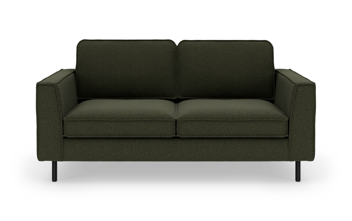 Mørkegrøn tosædet sofa med lige armlæn og sorte metalben, frontvisning på hvid baggrund.