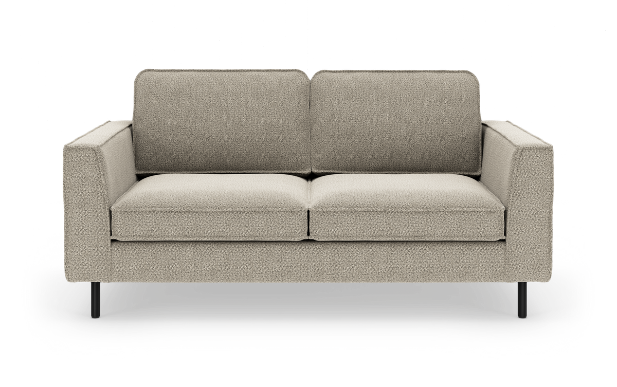 Beige 2-personers sofa med lige armlæn og sorte metalben, set forfra mod hvid baggrund.