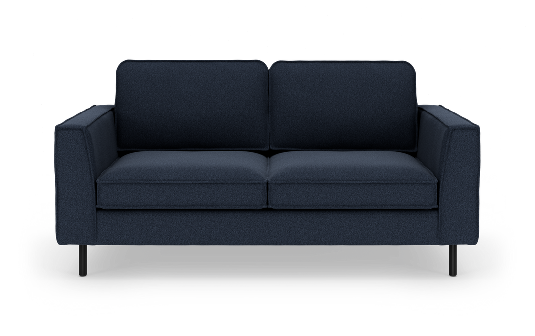 Mørkeblå 2-personers sofa med rene linjer og slanke sorte ben, fritstående på hvid baggrund.