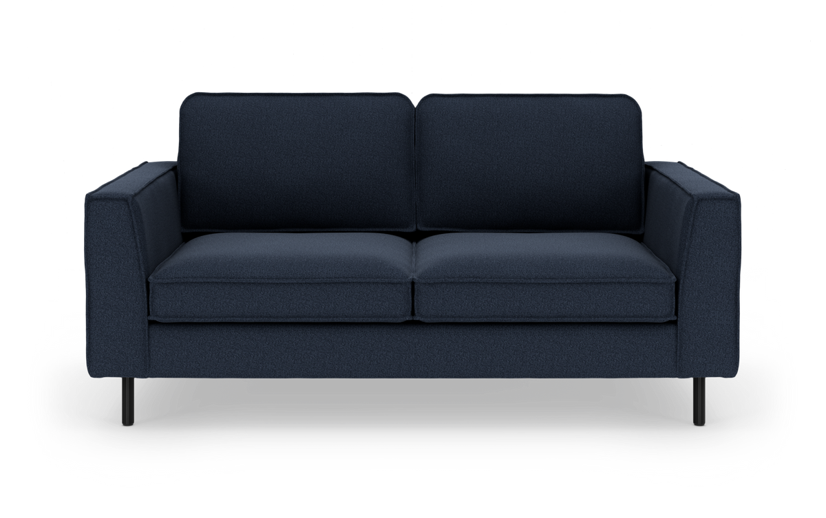 Mørkeblå 2-personers sofa med rene linjer og slanke sorte ben, fritstående på hvid baggrund.