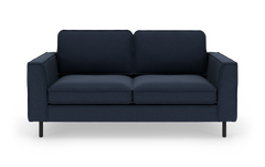 Mørkeblå 2-personers sofa med rene linjer og slanke sorte ben, fritstående på hvid baggrund.