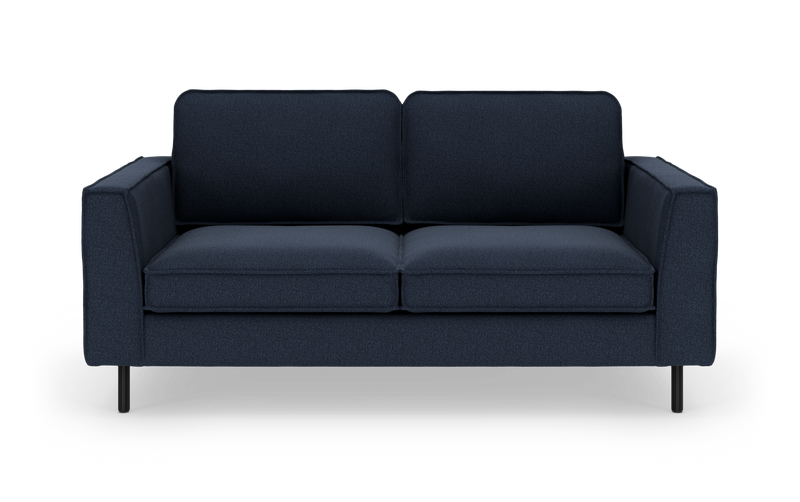 Mørkeblå 2-personers sofa med rene linjer og slanke sorte ben, fritstående på hvid baggrund._ps