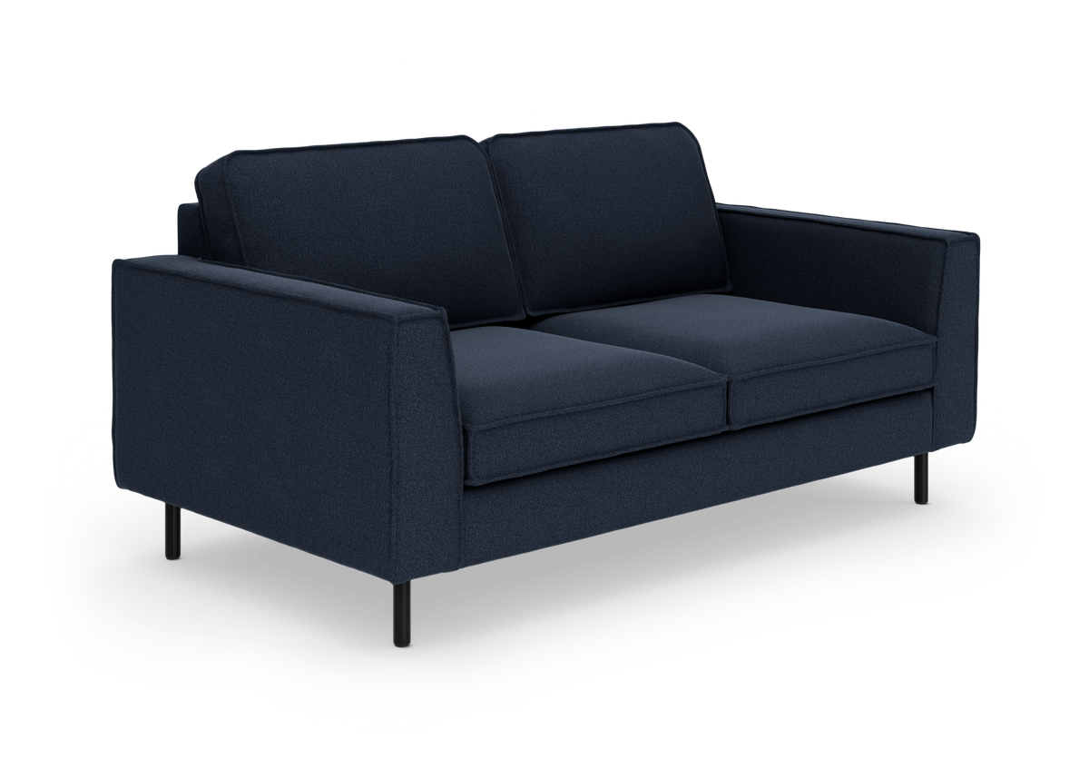 Mørkeblå 2-personers sofa med rette armlæn og sorte metalben, fotograferet i studie.