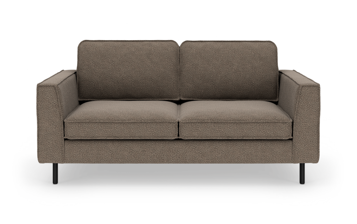 Lige to-personers sofa i brunmeleret stof med slanke sorte ben, set forfra.