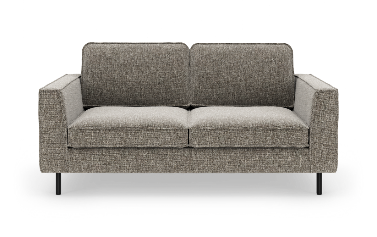 Grå, moderne 2-personers stofsofa, frontvisning, fritstående med slanke sorte ben.