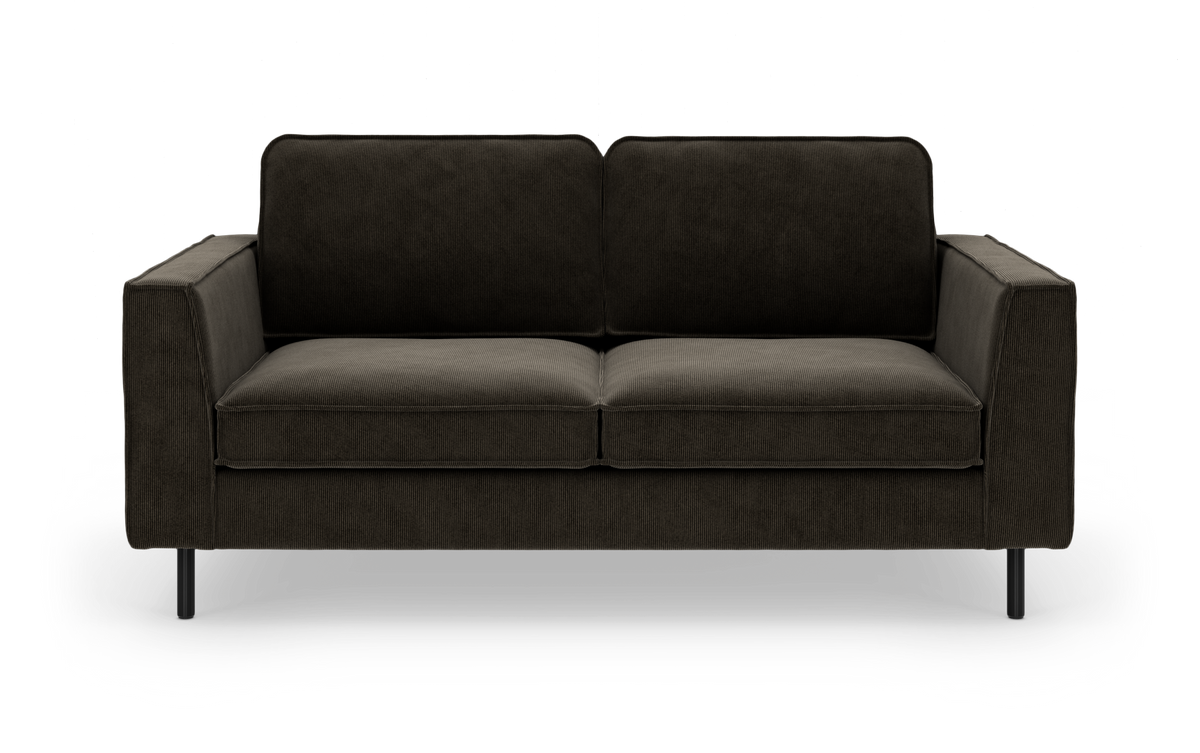 Mørkegrå 2-personers sofa med lige armlæn og slanke sorte ben, frontview på hvid baggrund.