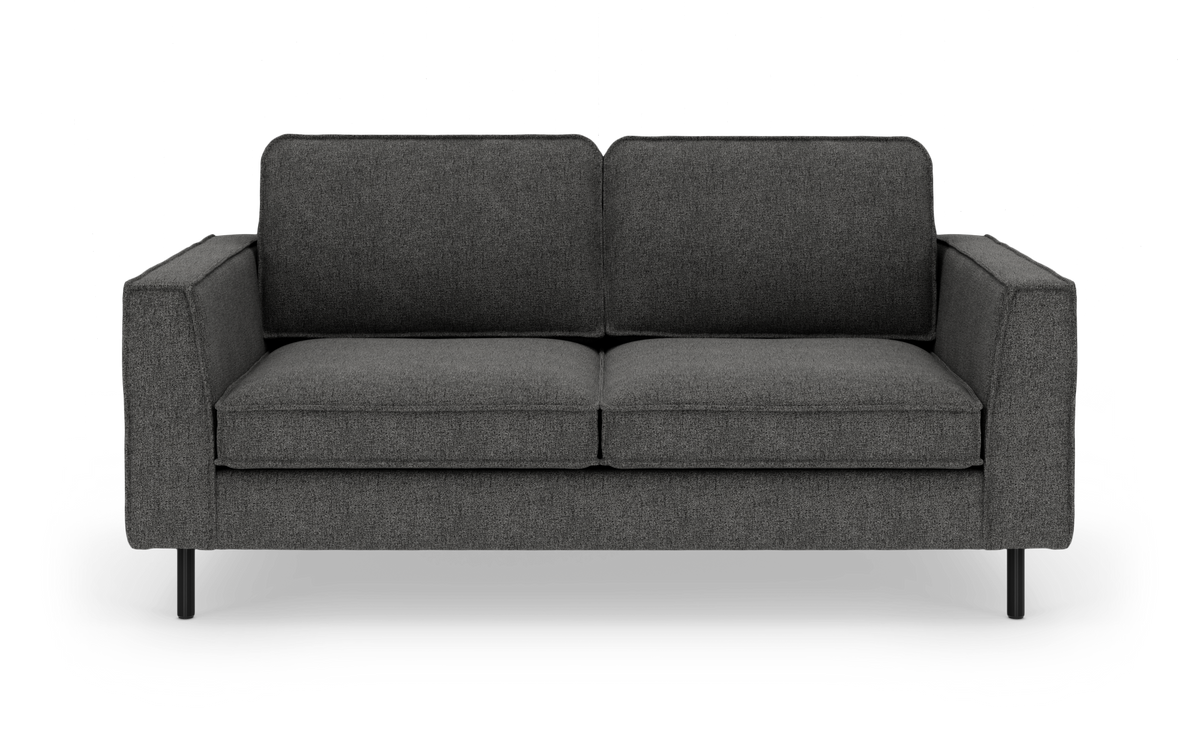 Mørkegrå 2-personers sofa med lige armlæn og slanke sorte ben, fotograferet forfra.