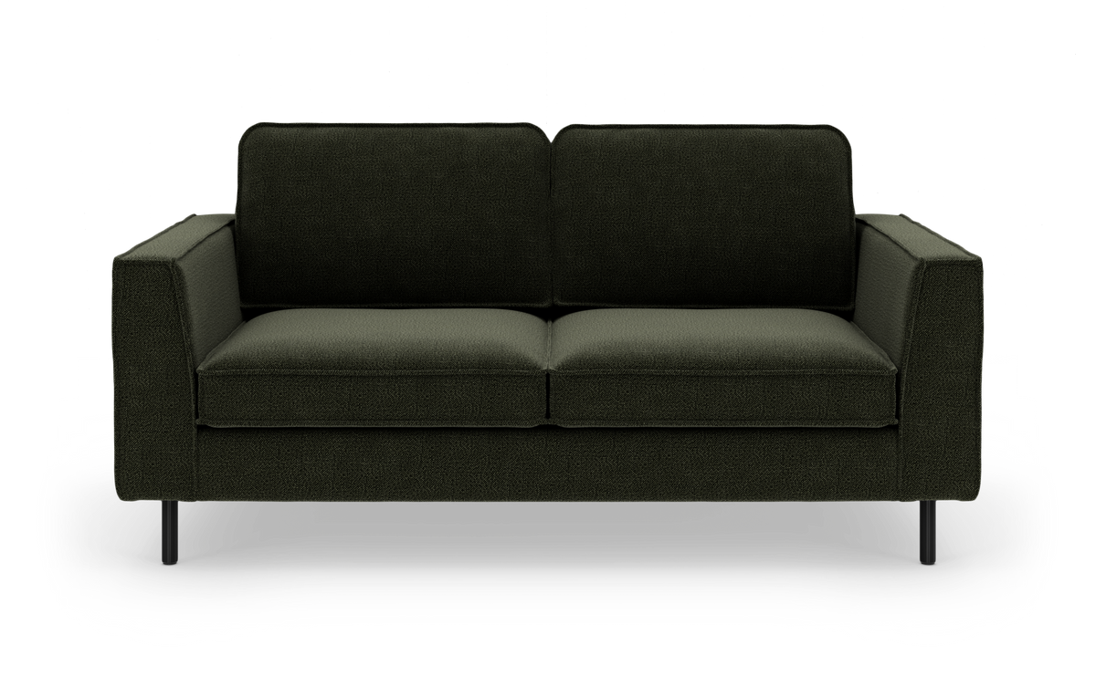 Mørkegrøn 3-personers sofa med lige armlæn og sorte ben, frilagt på hvid baggrund.