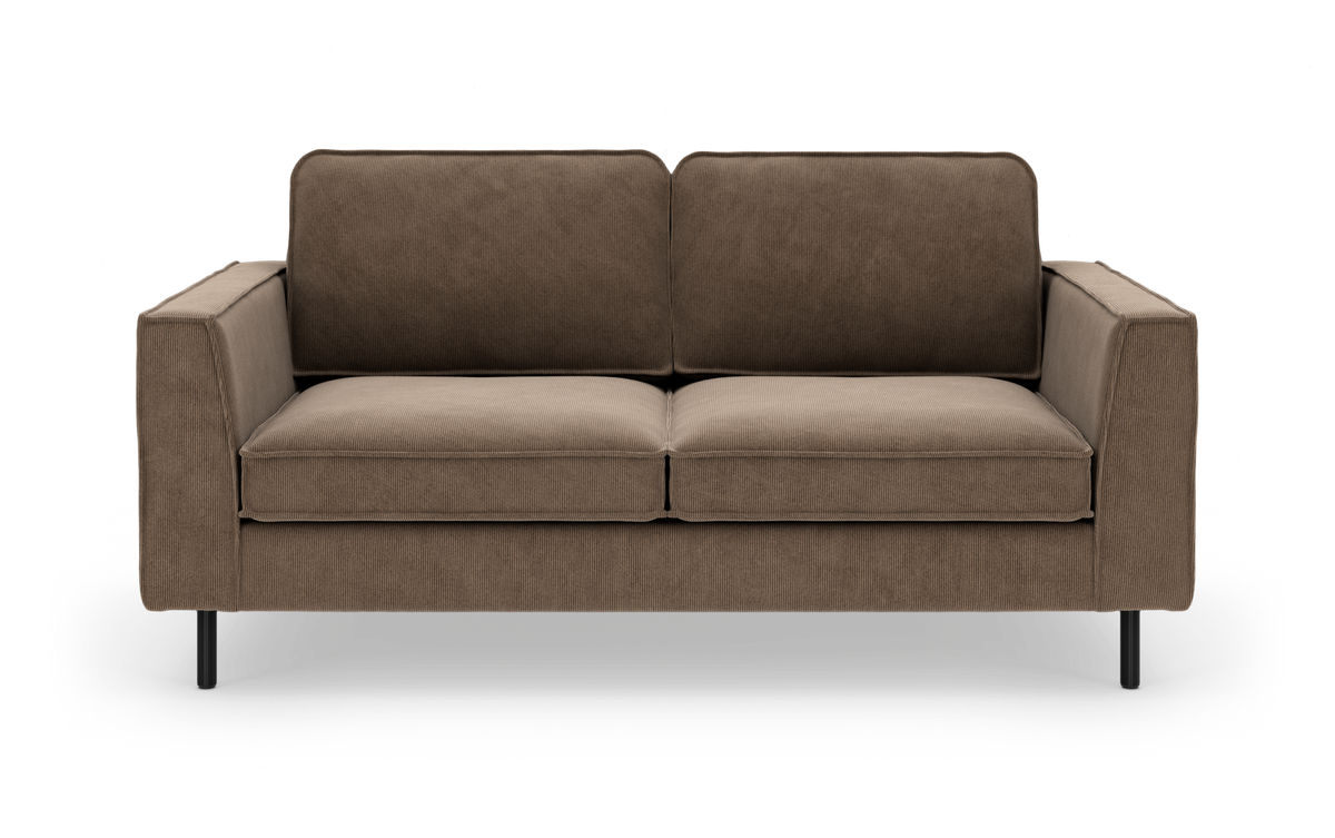 Brun moderne 2-personers sofa med lige armlæn og sorte metalben, frilagt på hvid baggrund.