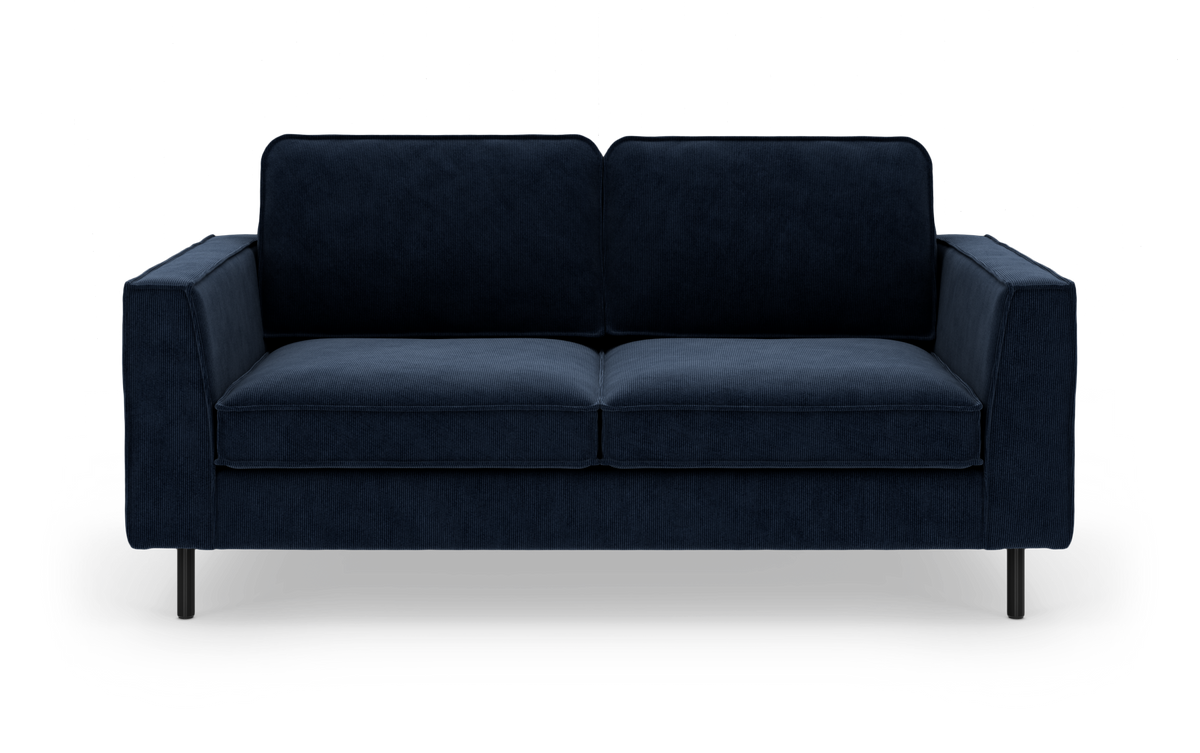 Mørkeblå 2-personers sofa med lige armlæn og slanke sorte ben, fotograferet forfra på frilagt baggrund.
